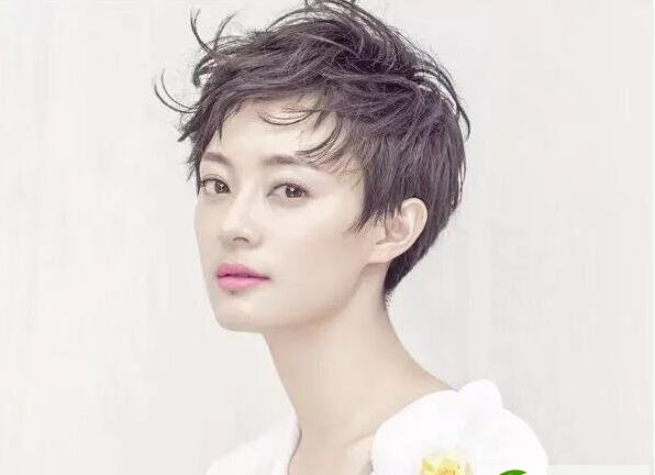 点击大图看下一张：韩式女生短烫发图片 显瘦短发烫发设计