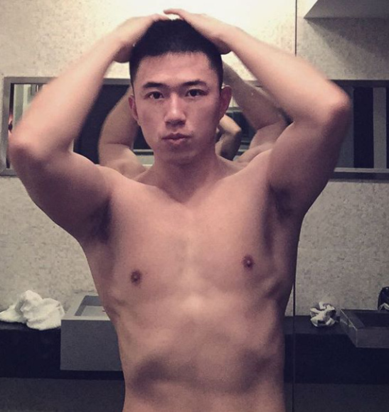 点击大图看下一张：爱游泳的帅哥