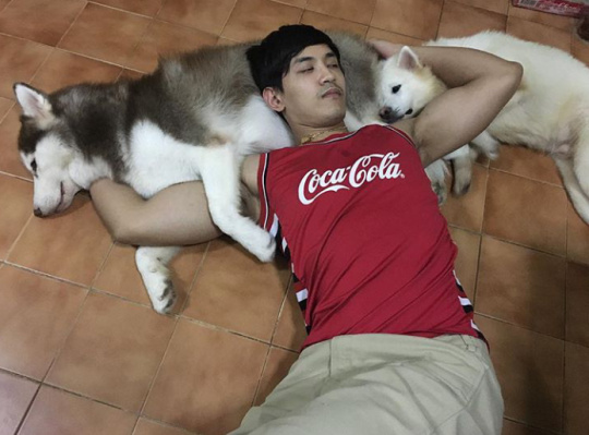 点击大图看下一张：宠物控暖男帅哥生活照片