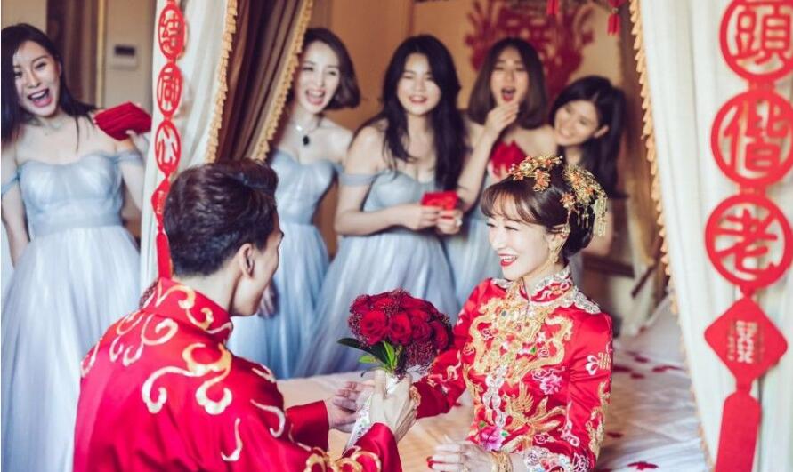 点击大图看下一张：甜！陈紫函戴向宇大婚 新郎甜吻新娘玉足