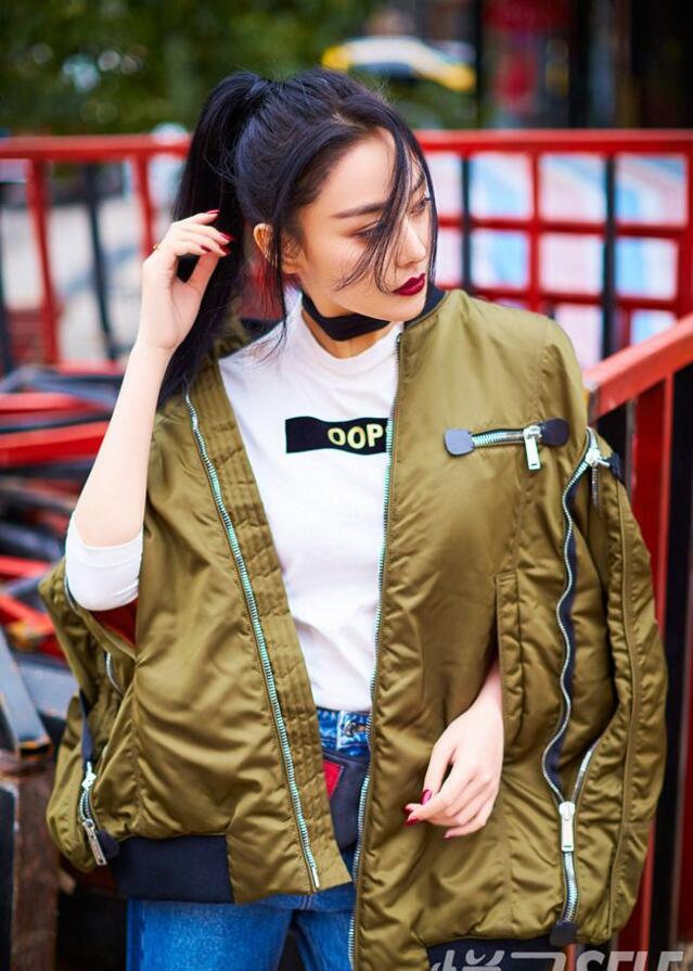 点击大图看下一张：张馨予包裹严实仍妩媚 攻气眼神魅惑撩人