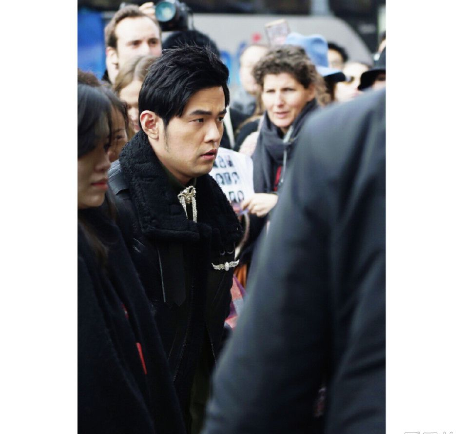 点击大图看下一张：周杰伦昆凌公开合体 亲密看秀恩爱甜蜜