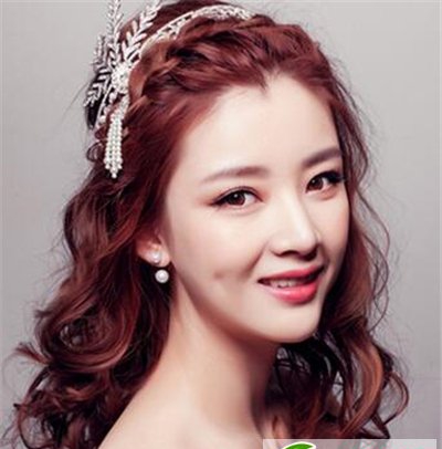 点击大图看下一张：打造韩式浪漫之约 专属定义空气感新娘发型