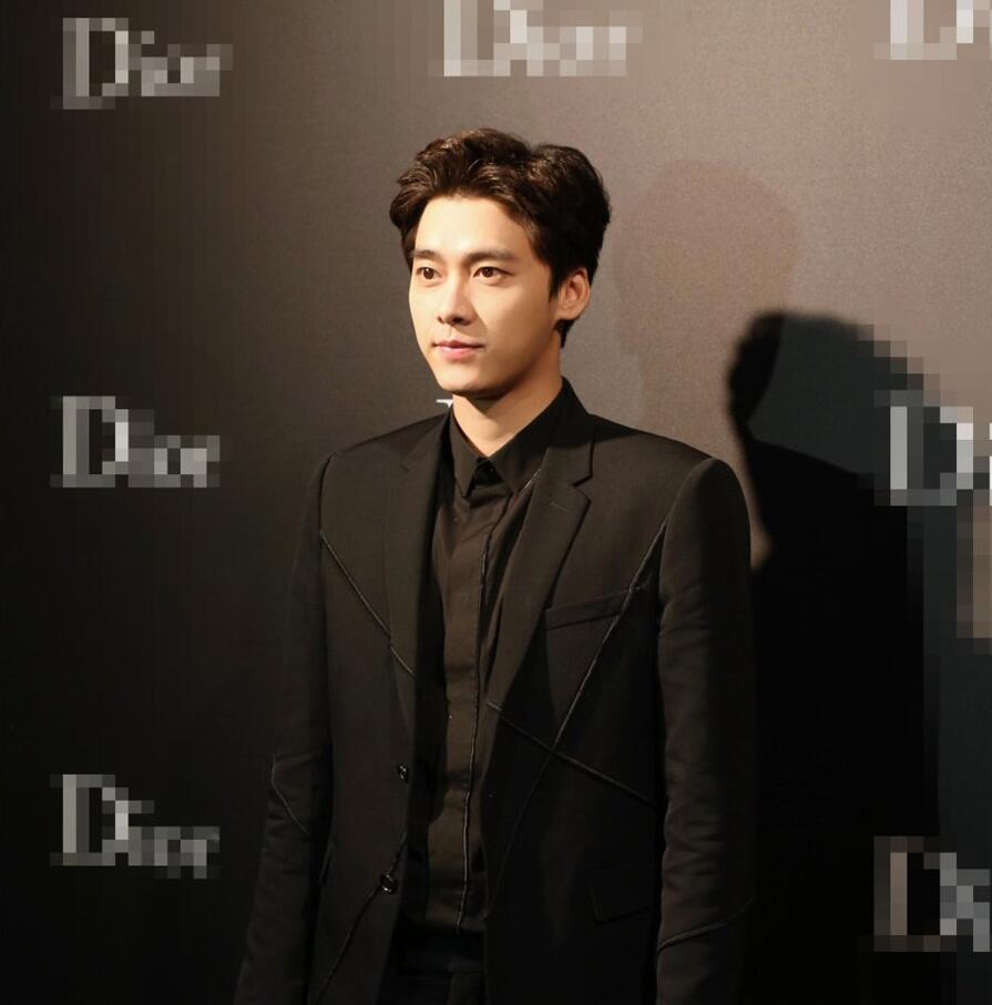 点击大图看下一张:李易峰西装照