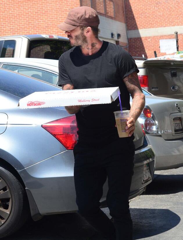 点击大图看下一张：最帅外卖小哥贝克汉姆生活照