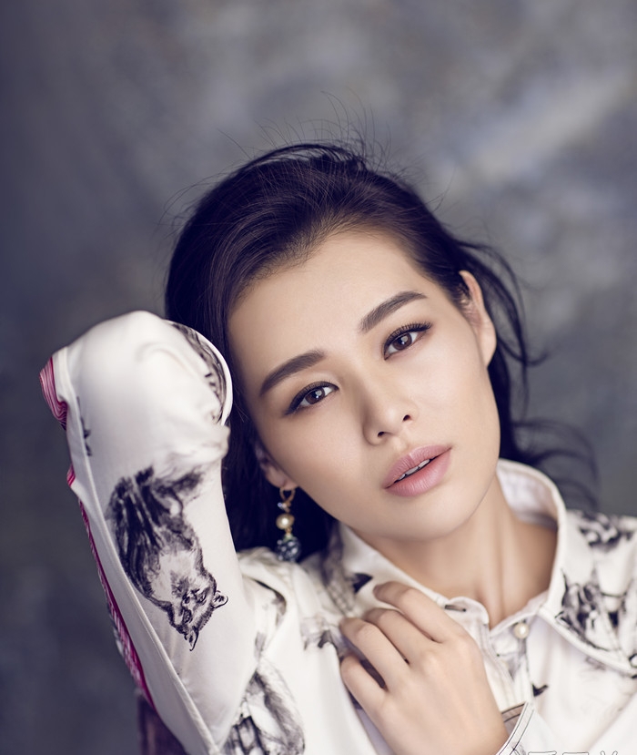 点击大图看下一张:胡杏儿登杂志封面 展多面可塑性