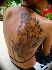 女性右后背上漂亮的黑色凤凰纹身图片