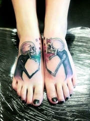 女性双脚上的同款匹配的纹身图案