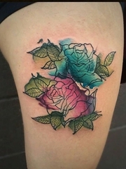 女性大腿上漂亮的线条轮廓水彩花卉纹身图片