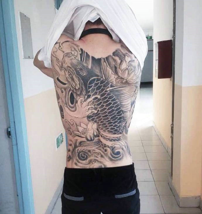 点击大图看下一张：帅气男生满背黑白大鲤鱼纹身图案