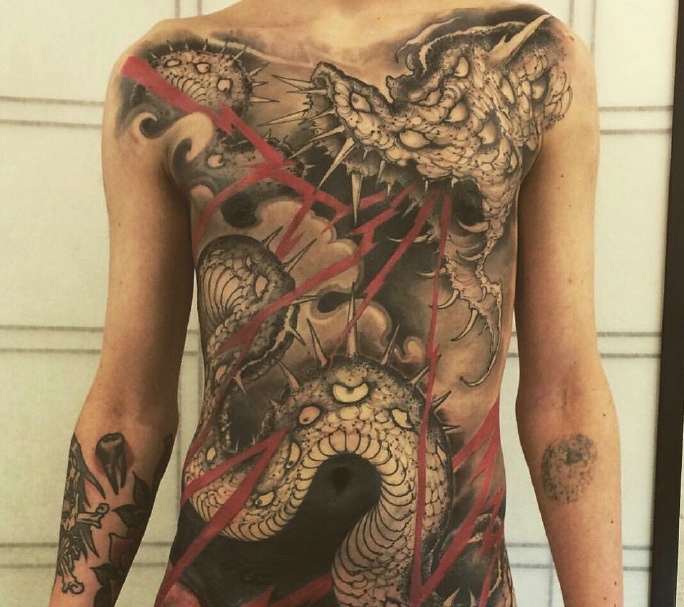 点击大图看下一张：胸前霸气十足的大邪龙纹身图案