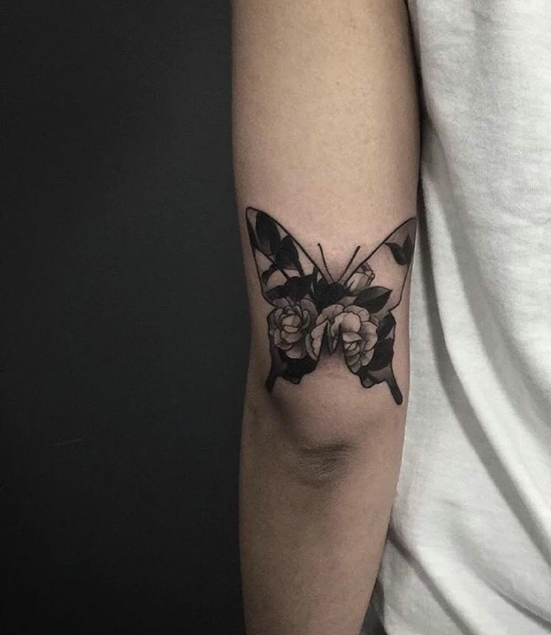 点击大图看下一张：手臂外侧一只蝴蝶纹身图案很可爱
