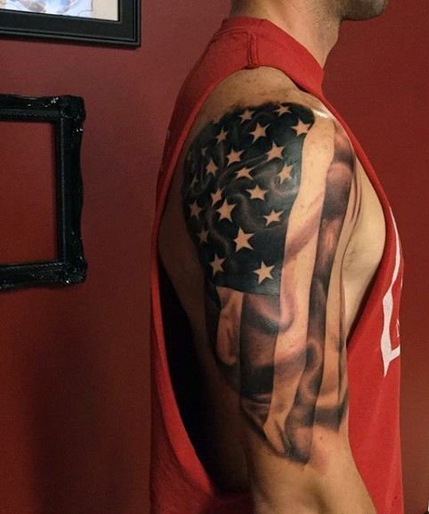 点击大图看下一张：欧美男子右手大臂上的美国国旗纹身图片
