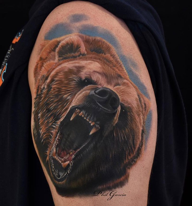点击大图看下一张：大腿上逼真的怒吼的熊纹身图片