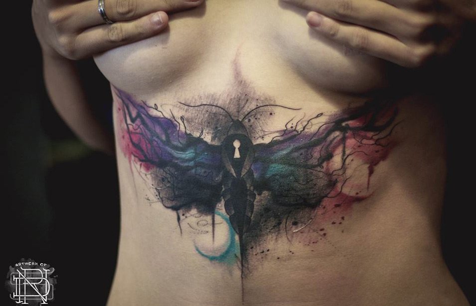 点击大图看下一张：女性腹部漂亮的水彩飞蛾纹身图片