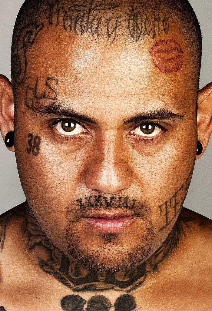 点击大图看下一张：摄影师通过PS让人看到纹身者的另一面