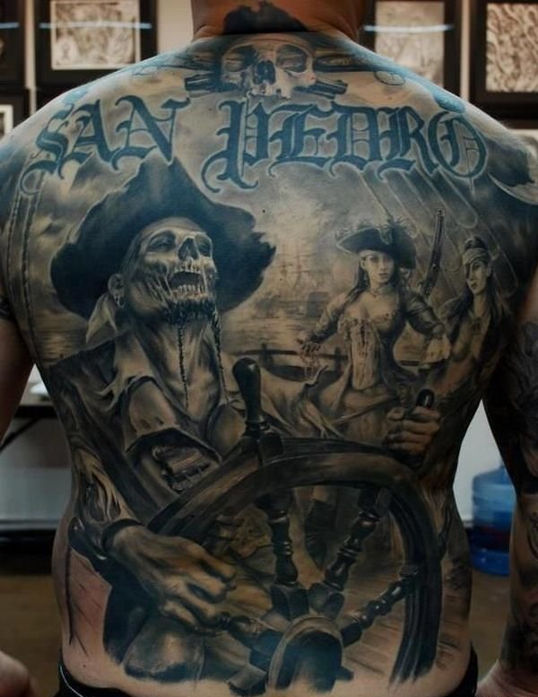 点击大图看下一张：花臂男子满背刻字骷髅海盗纹身图片
