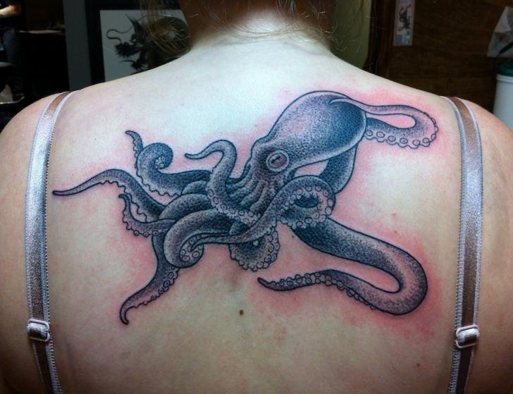 点击大图看下一张：女子背上的大黑灰色章鱼纹身图片