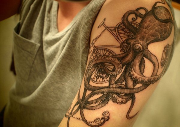点击大图看下一张：手大臂上的大章鱼和自行车纹身图片
