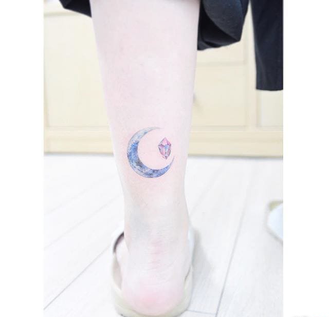 点击大图看下一张:女性小清新宇宙主题纹身图案