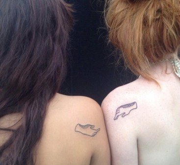 点击大图看下一张：女闺蜜好友一样或相匹配的纹身图案