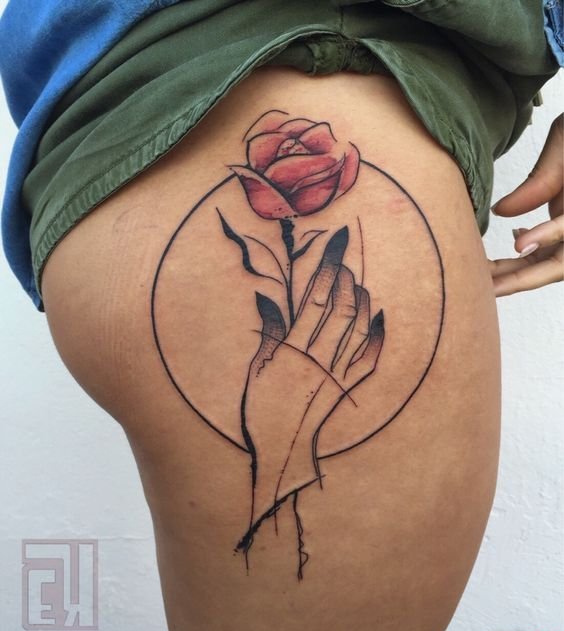 点击大图看下一张：女性侧臀部绘画风格手握玫瑰花纹身图片