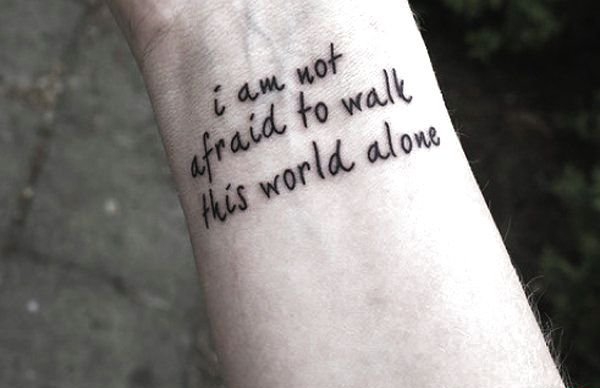 点击大图看下一张:手腕处的多式样英文字纹身图案