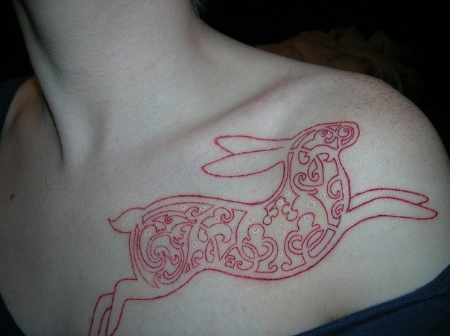 点击大图看下一张：肩部兔子图腾纹身