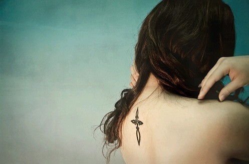 点击大图看下一张：女生背部唯美的十字架纹身图案