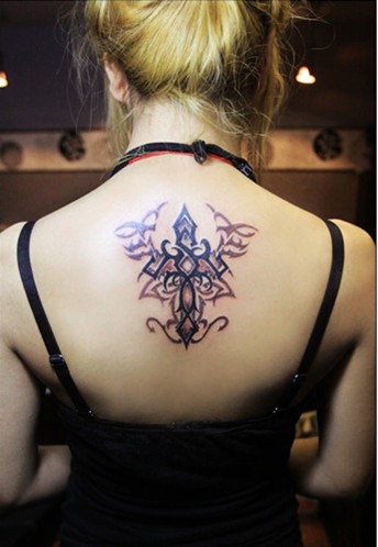点击大图看下一张：女性背部十字架图腾刺青
