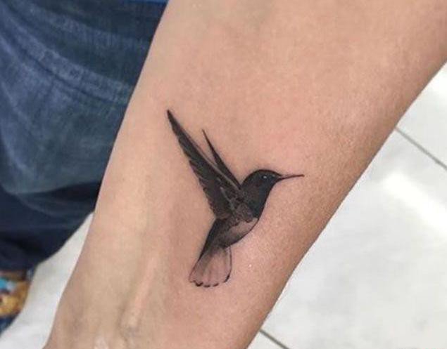 点击大图看下一张:多款女孩喜爱的蜂鸟纹身图案