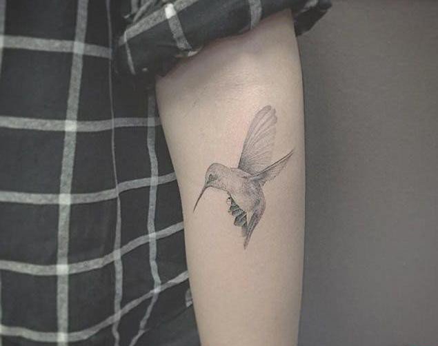 点击大图看下一张:多款女孩喜爱的蜂鸟纹身图案