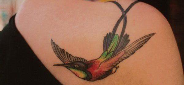 点击大图看下一张:多款女孩喜爱的蜂鸟纹身图案