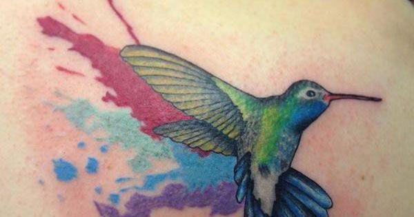 点击大图看下一张：多款女孩喜爱的蜂鸟纹身图案