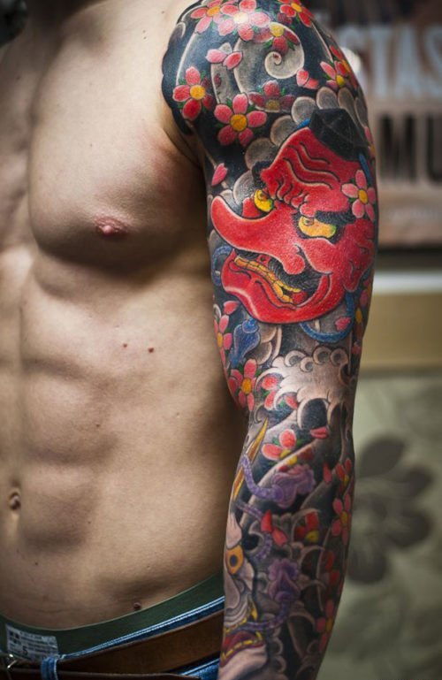 点击大图看下一张：男性帅气的花臂纹身图案
