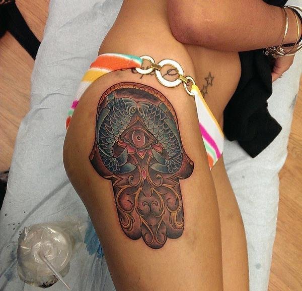 点击大图看下一张：女子侧臀部鲤鱼法蒂玛之手纹身图片