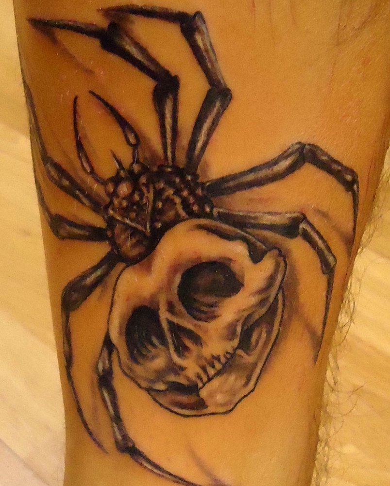 点击大图看下一张：恐怖的骷髅蜘蛛纹身图案