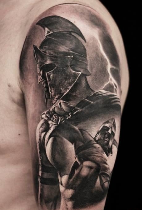 点击大图看下一张：男性左手大臂上的黑灰色勇士纹身图片