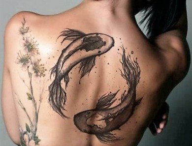 点击大图看下一张：女子背上花卉鲤鱼纹身图片