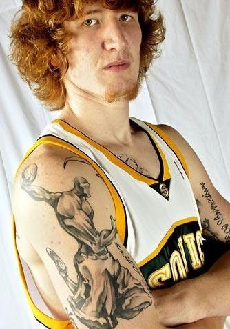 点击大图看下一张：NBA篮球运动员们的帅气纹身图案