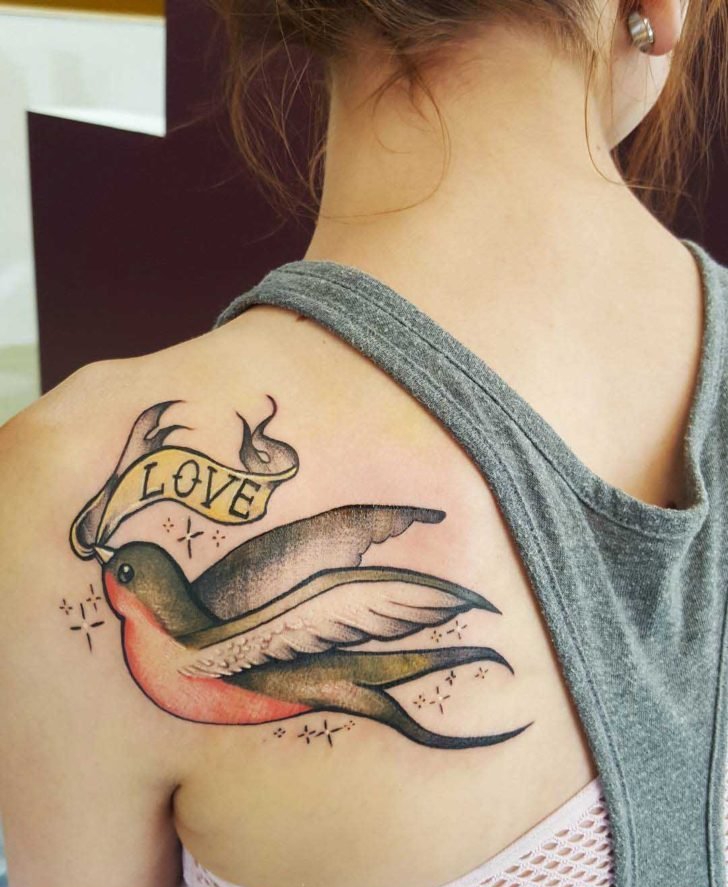 点击大图看下一张：女孩左后肩背上漂亮的横幅燕子纹身图片