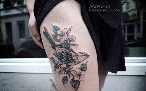 点击大图看下一张：女子左大腿上精致的树枝花和鸟纹身图片
