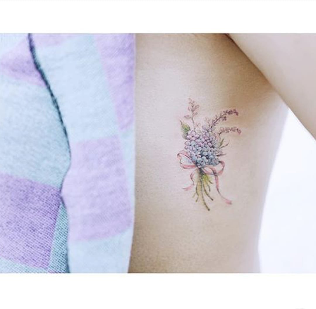 点击大图看下一张：多款女生小清新微型花朵纹身图案