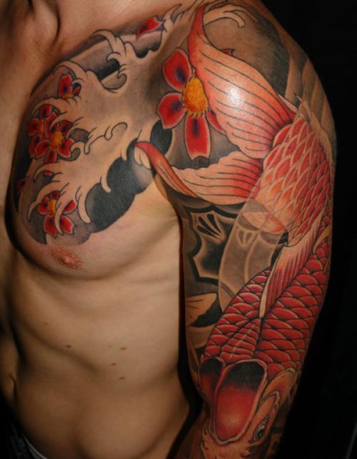 点击大图看下一张：男子半甲漂亮的樱花红鲤鱼纹身图片