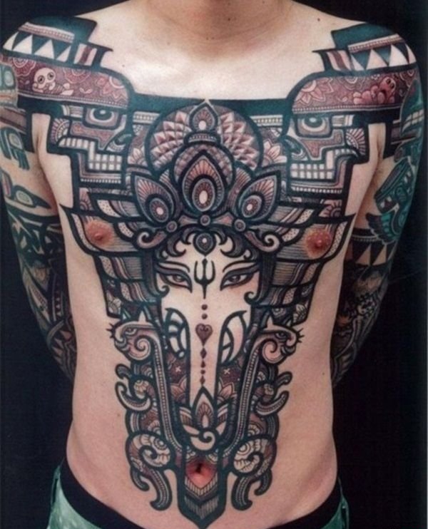 点击大图看下一张：男子满胸很酷大面积纹身图片