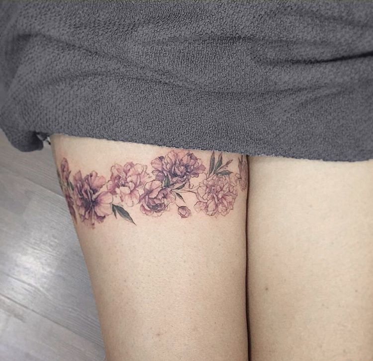 点击大图看下一张：女孩大腿上的漂亮花朵纹身图片