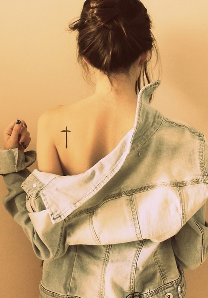 点击大图看下一张：女孩后背简单的十字架纹身图片