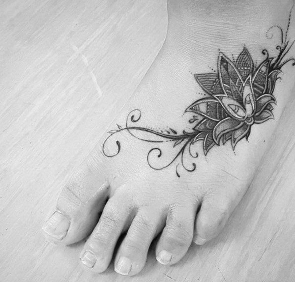 点击大图看下一张：女孩脚背漂亮的花卉纹身图案