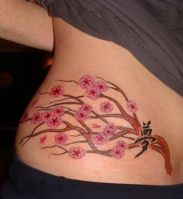 点击大图看下一张：女生腰部漂亮的梅花和字纹身图片
