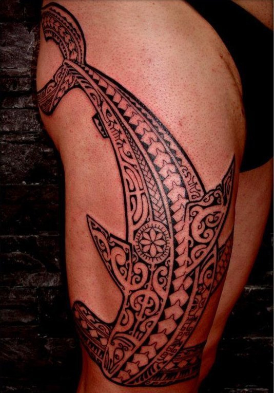 点击大图看下一张：腿部帅气的黑色部落图腾纹身图案